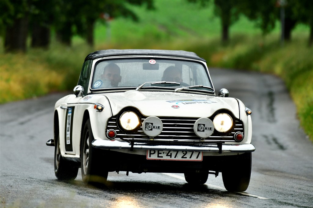 Far og søn-mandskabet Lars Hjorth fra Dianalund og Simon Hjorth fra Middelfart stiller op i en af feltets ældste biler, en Triumph TR4A fra 1966, når Oresund Rally starter på lørdag i Roskilde. De er blandt favoritterne til totalsejren.
(Foto: Michael Eisenberg)